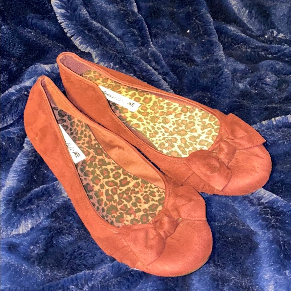 AMERICAN EAGLE. WINE/PLUM COLOR. FLATS. BOW ON TOP
